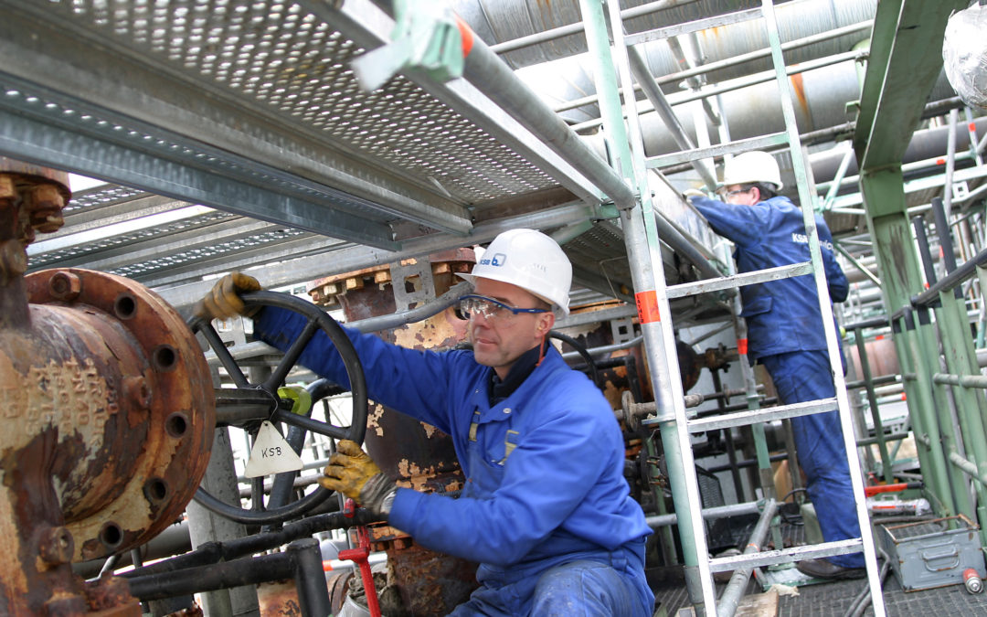 Электротехнический персонал проводит ремонт оборудования